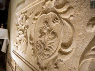 ...che conserva i resti dell�antica cattedra seicentesca: un paliotto in pietra decorato con richiami floreali...al cui centro � posizionato un clipeo con San Giuseppe e il Bambino Ges�